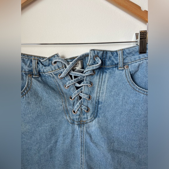 Forever 21 Lace Up Light to Medium Wash Denim High Rise Mini Skirt Size 30 large - Picture 3 of 8